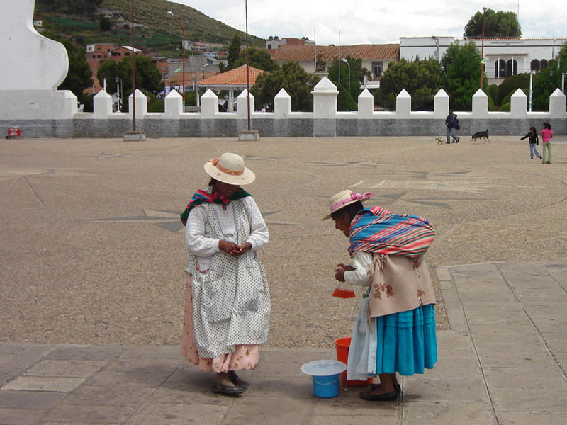 Bolivia, Copacabana, venditrice di bibite.