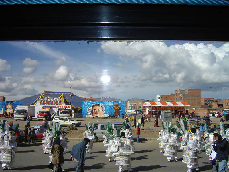 Bolivia, dall'autobus, incontro col Carnevale.