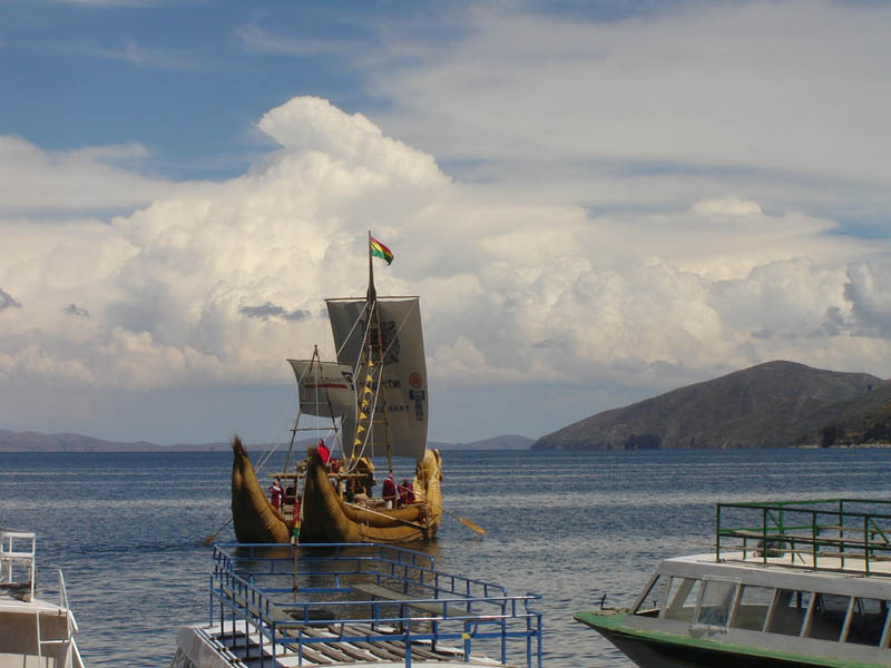 Bolivia, Barca di totora sul lago Titicaca.