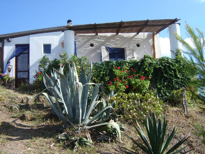 Eolie, piccola casa tipica di campagna.