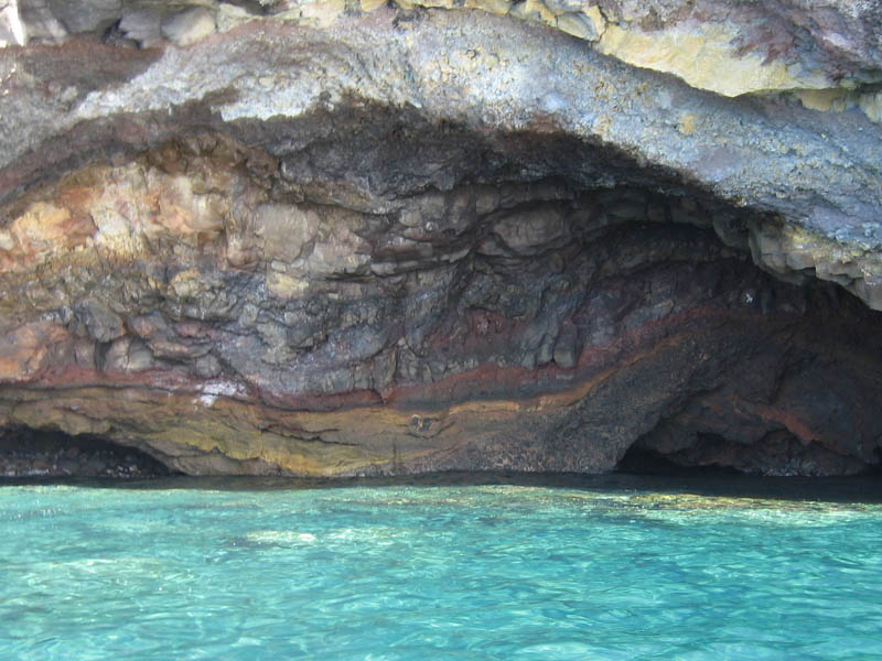 Eolie, grotte in superficie.