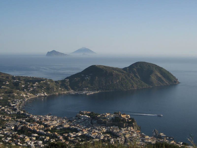 Eolie, panorama di Lipari, sullo sfondo Panarea e Stromboli.