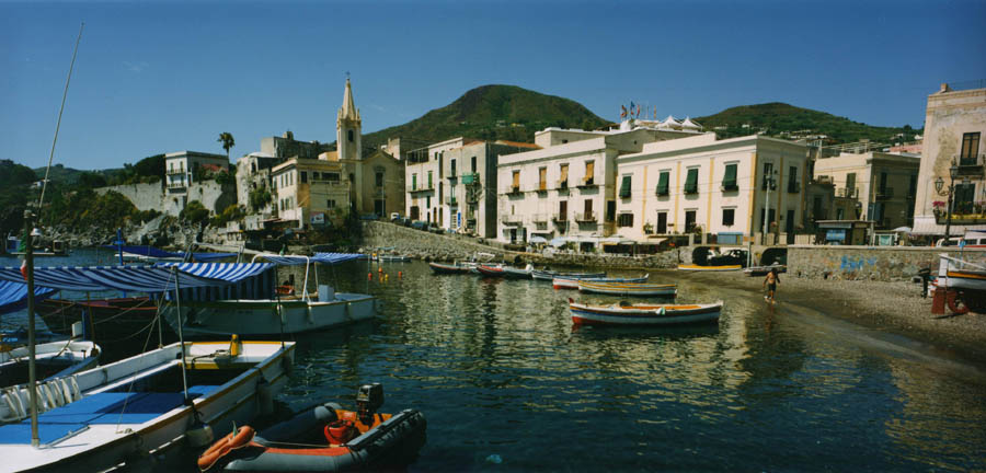 Lipari, il porticciolo di Marina Corta.