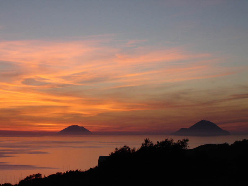 Tramonto su Filicudi ed Alicudi.