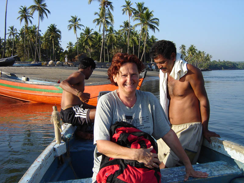 India, in barca sul fiume.