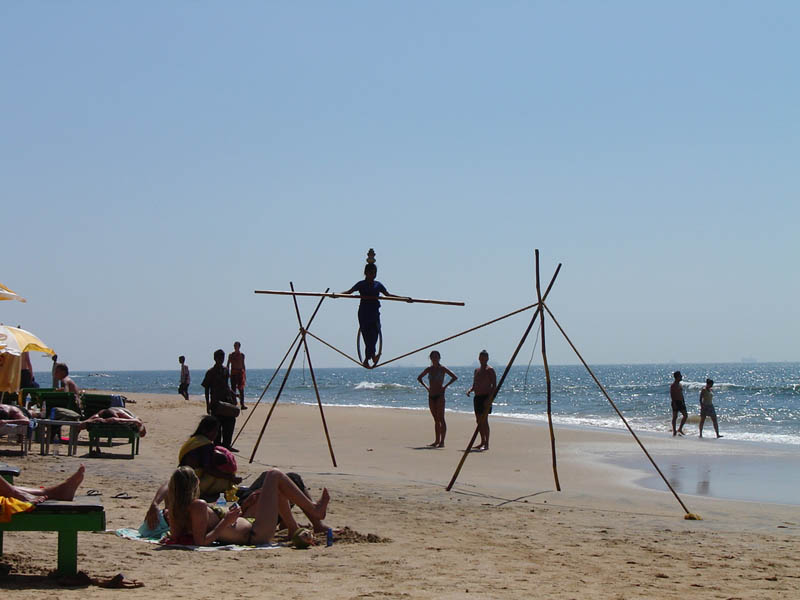 India, Goa - Funamboli in spiaggia.