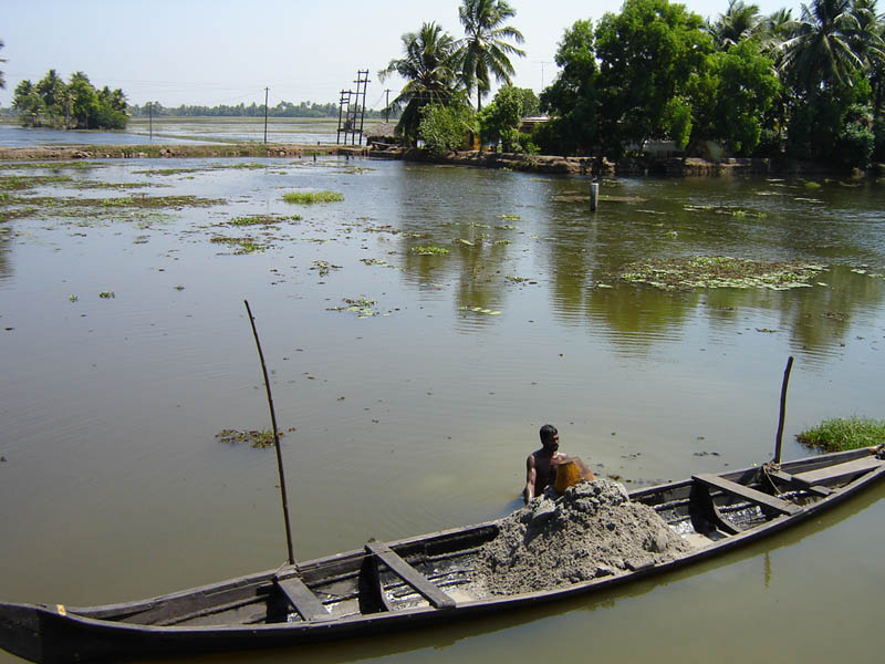 India, lavori in laguna.