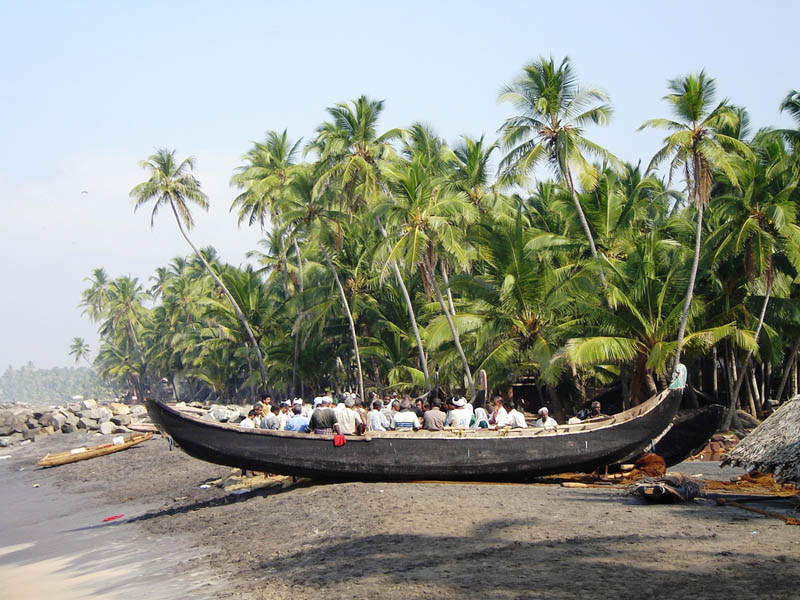 India, Warkala - Pescatori e barche a riva.