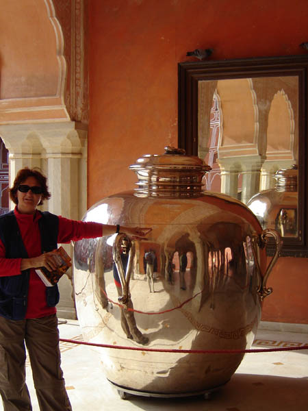 Jaipur, City Palace - una delle grandi Anfore d'argento.