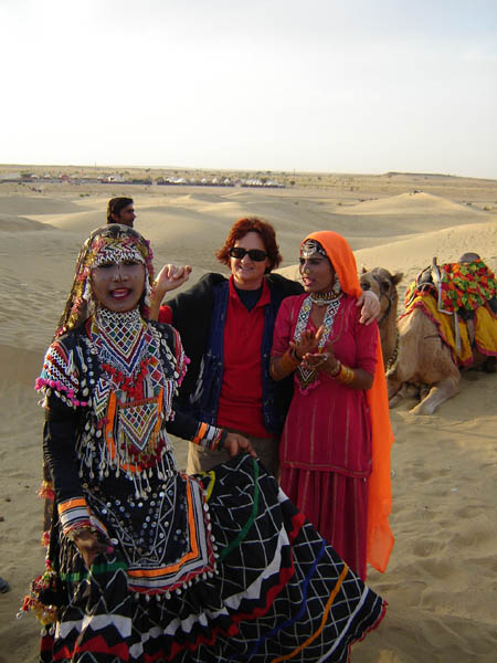 Jaisalmer, ragazze nomadi nei costumi tradizionali rajasthani.