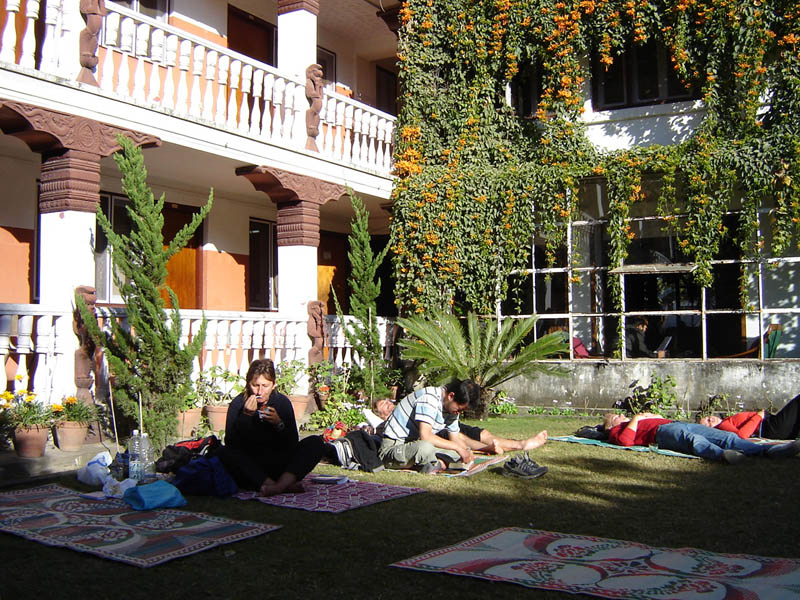 Nepal, Kathmandu, relax e solarium in cortile.