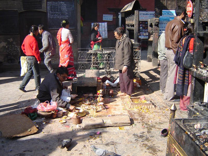 Nepal, Kathmandu, preparazione del Puja, offerta rituale.