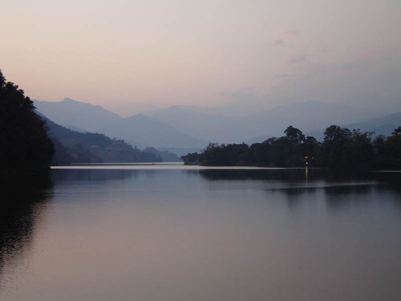 Nepal, il lago Phewa Tal a Pokhara.