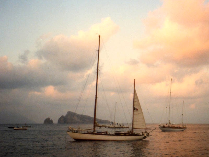 Panarea, barche alla fonda.