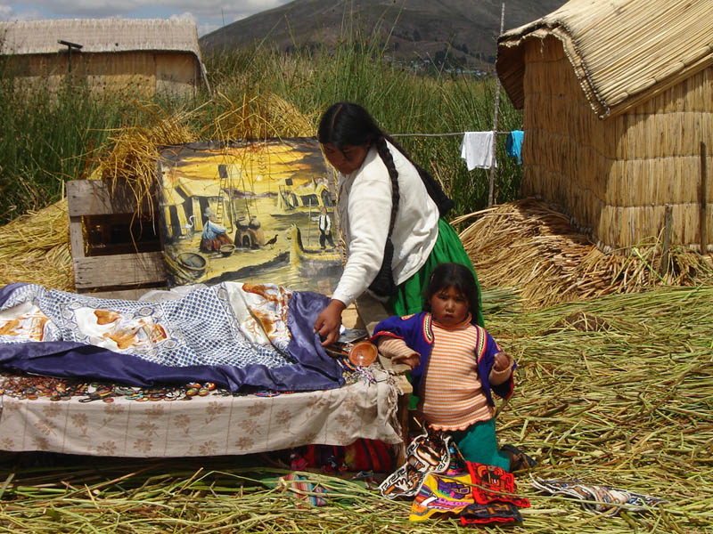 Perù, Islas Uros - si apre bottega