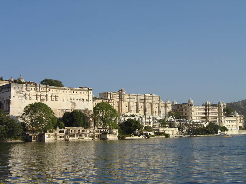 Udaipur, il City Palace sul lago Pichola.