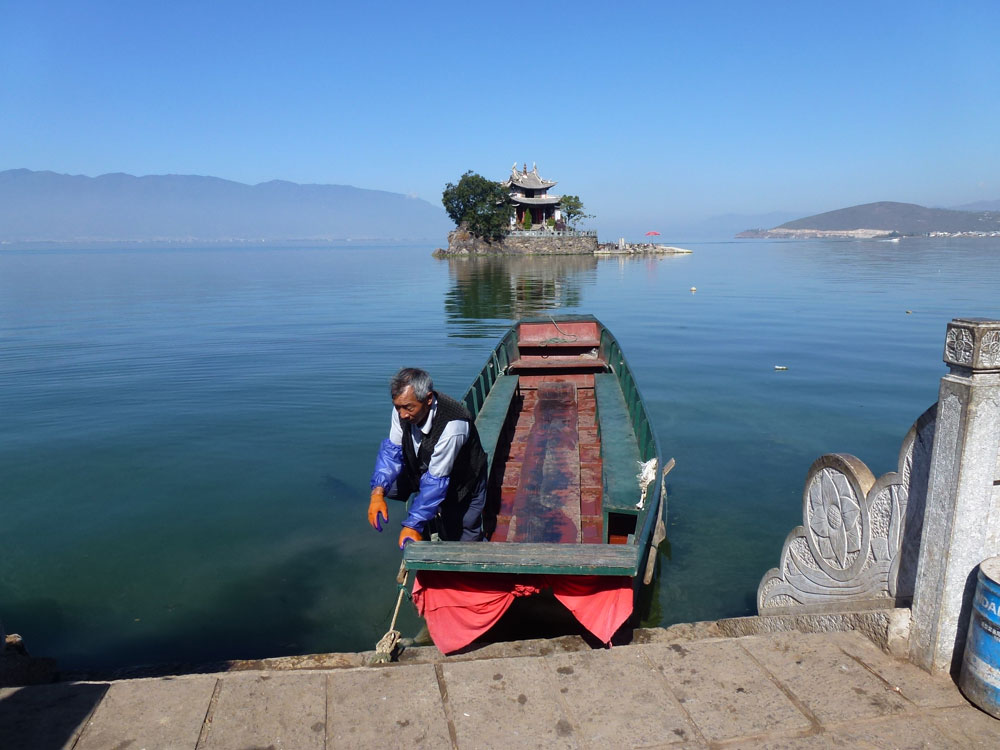 Yunnan, barcaiolo sul lago Erhai