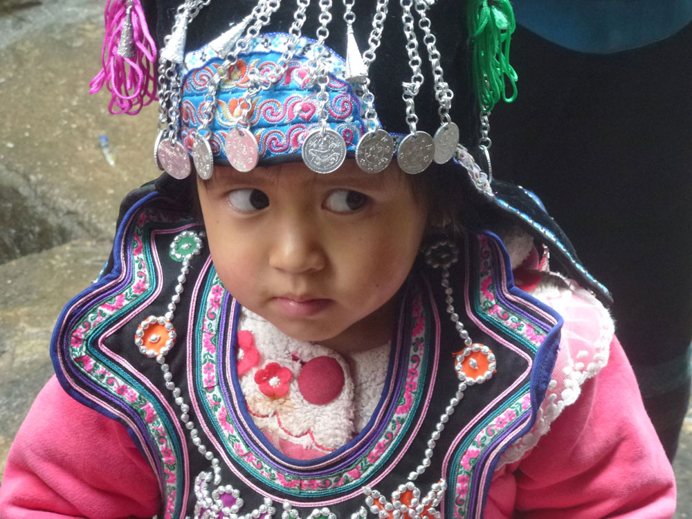 Yunnan, bimba in costume tradizionale