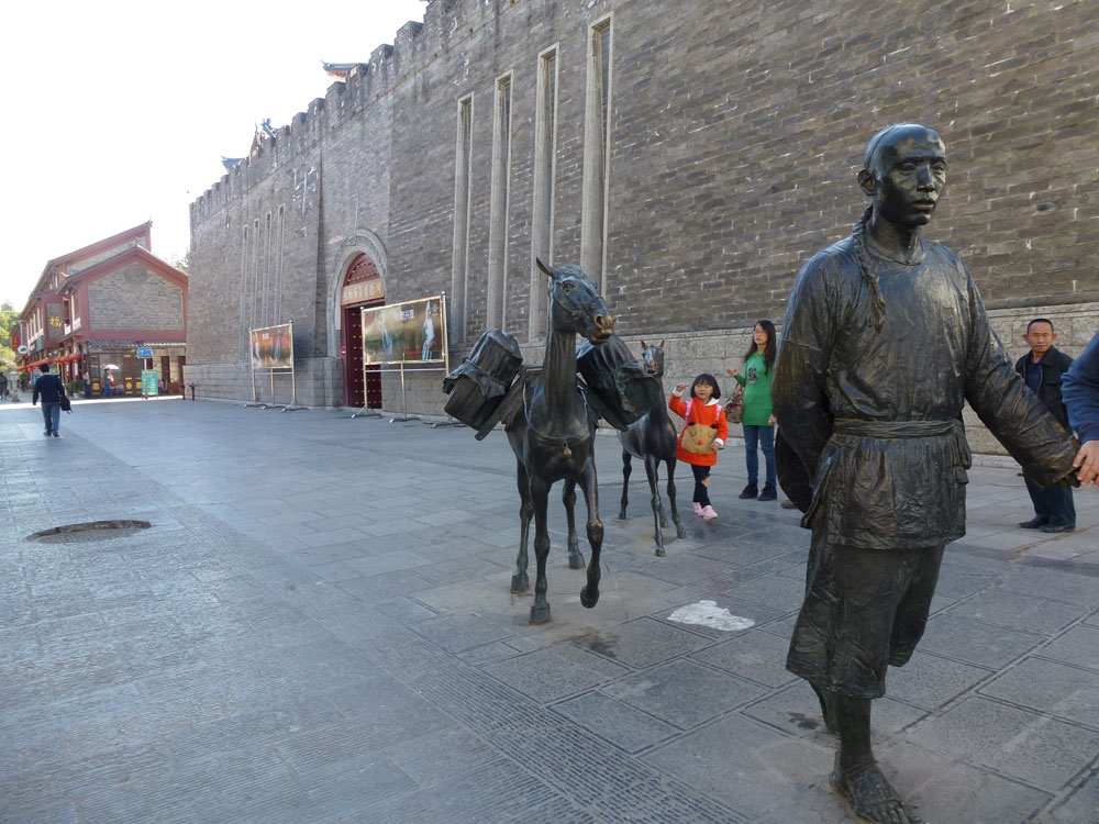 Yunnan, Kunming sculture per strada 